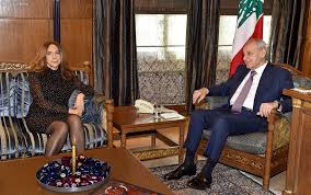 حكومة لبنان الجديدة تضم 20 وزيراً، بينهم 6 وزيرات، وما نركز عليه هنا هو السيدة زينة عكر عدرا، التي تولت منصب وزيرة الدفاع ونائبة رئيس مجلس الوزراء، لتصبح أول سيدة تتولى المنصب في. Ø§Ù„Ø±Ø¦ÙŠØ³ Ø¨Ø±ÙŠ Ø§Ø³ØªÙ‚Ø¨Ù„ ÙˆØ²ÙŠØ±Ø© Ø§Ù„Ø¯ÙØ§Ø¹ Ø§Ù„Ø³ÙŠØ¯Ø© Ø²ÙŠÙ†Ø© Ø¹ÙƒØ± Ø¹Ø¯Ø±Ø§ ÙˆØ¹Ø±Ø¶ Ù…Ø¹Ù‡Ø§ Ø¢Ø®Ø± Ø§Ù„Ù…Ø³ØªØ¬Ø¯Ø§Øª Ø§Ù„Ø³ÙŠØ§Ø³ÙŠØ© ÙˆØ§Ù„Ø§Ù…Ù†ÙŠØ© Bintjbeil Org