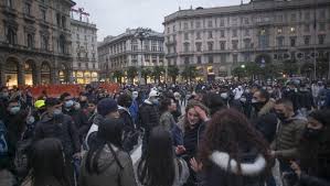 Chiudere piazza duomo sarebbe stato peggio. Dal Duomo Ai Navigli Assembramenti Nel Centro Di Milano Attenzione Alta Per La Seconda Domenica Di Zona Gialla La Repubblica