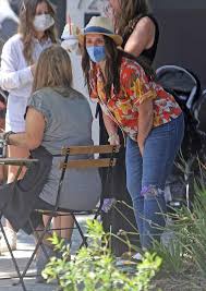 5 fun facts about jennifer love hewitt's husband brian hallisay just days after tying the knot in a private ceremony in november 2013, jennifer and brian became the proud parents of their eldest. Jennifer Love Hewitt Enjoy A Shaved Ice Party In Her Front Yard Jennifer Love Hewitt Summer Floral Shirt Jennifer Love