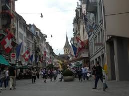 تقع مدينة زيوريخ عند نقطة التقاء نهر ليمات وبحيرة زيورخ المتألقة بمياه بلون الياقوت الازرق ، وهذه المدينة تعد أكبر مدينة تعبر عن جمال جبال الألب. Tripadvisor Zurich Switzerland ØµÙˆØ±Ø© Ø²ÙŠÙˆØ±Ø®