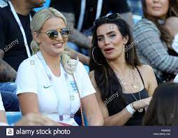 Latest on manchester city defender kyle walker including news, stats, videos, highlights and more on espn. Annie Kilner Freundin Von Englands Kyle Walker Links Und Rebekka Vardy Ehefrau Von Englands Jamie Vardy Wahrend Der Fifa Wm Gruppe G Spiel In Kaliningrad Stadion Stockfotografie Alamy