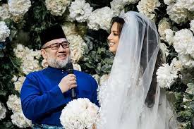 Sulton muhammad v uylandi tengku zubaidah binti tengku norudin bin tengku muda (nang kangsadal pipitpakdee), a'zosi pattani 2004 yil 15 noyabrda qirol oilasi.16 ular 2008 yilda ajrashishgan. The Fop Persoalan Mengenai Status Rihana Oksana Akhirnya Facebook