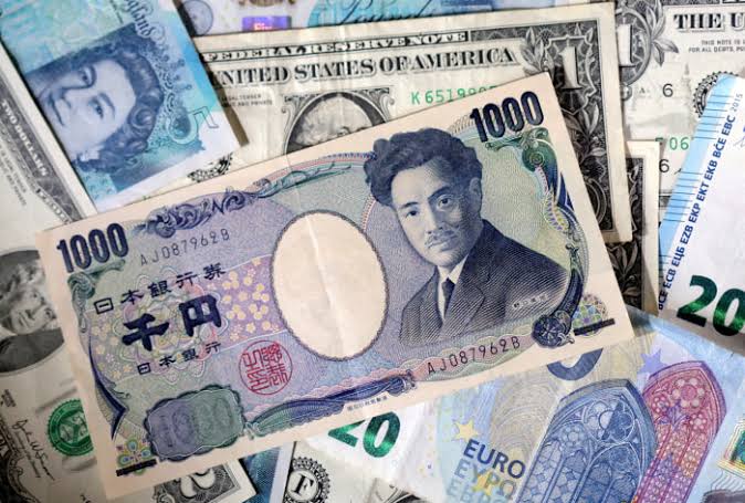 Yen Falls to 40-Year Low Versus Dollar, Traders Alert for Potential FX  Intervention - WSJ