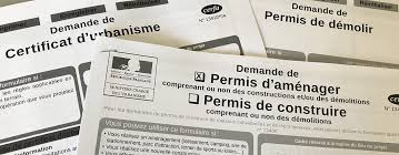 Le certificat d'urbanisme indique si le terrain sur lequel on désire faire construire est constructible ou non, et recense les droits et obligations attachés à ce terrain, mais il ne remplace pas le permis de construire. Formalites Autorisations