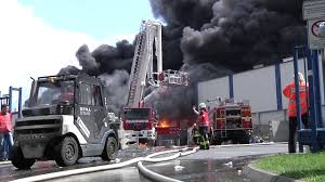 De sorteerhal werd in juni door een grote brand verwoest. Feuer Bei Abfallentsorger Tonsmeier Youtube