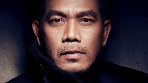 A reporter, saleh, finds himself stuck in a kampong after his tyre of his mg was punctured by a strange keris, (with the bones of a hand attached). Watak Sinopsis Filem Kala Malam Bulan Mengambang Sensasi Selebriti