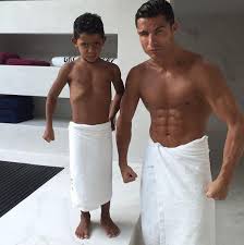 Babasının izinden giden küçük ronaldo, sadece 24 saat içinde bir milyon takipçiye ulaştı. Sportscenter On Twitter Cristiano Ronaldo And His Son Show Off Their Killer Abs Via Cristiano Instagram Http T Co Wdmqkok8r2
