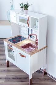 Ikea Duktig Hack So Gestaltest Du Die Spielkuche Individuell Um Ikea Spielkuche Ikea Duktig Ikea Mobel Hacks