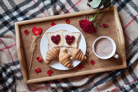 Vous aimez notre article ? Petit Dejeuner Romantique Au Lit Pendant La Saint Valentin Toasts Avec Confiture Croissants Chocolat Chaud Rose Rouge Fleur Et Petales Sur La Table De Plateau En Bois Concept De L Amour Romantique Vue De Dessus