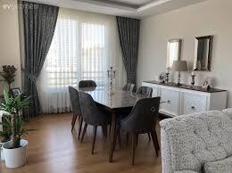 Bu Sade Sik Evde Sakin Renkler Desenleri One Cikariyor Ev Gezmesi Oturma Odasi Takimlari Oturma Odasi Tasarimlari Ev Icin