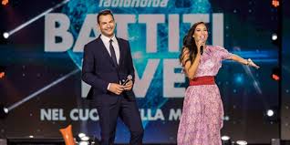 Alle circostanze dell'estate 2020, per poi con la televisione, la radio, il web e i social connettere il paese nel nome della musica». Battiti Live 2020 Da Fine Luglio Su Italia1 Artisti Anche In Smartworking