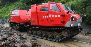 孤立集落への救助活動で 崩れた土砂を越えた特殊車両 サラマンダー ７日午前 大分県日田市 安元雄太撮影 サラマンダー 救助活動 消防士