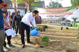 Jual beli hak atas tanah merupakan proses peralihan hak yang sudah ada sejak zaman dahulu. Laman Web Rasmi Pejabat Tanah Dan Jajahan Tanah Merah Arkib