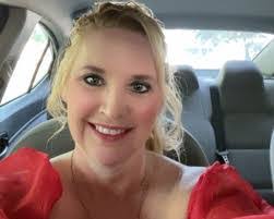 Sandy Melo's Instagram, Twitter & Facebook