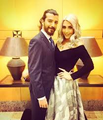 ليلى، وخلال لقاء تلفزيوني مع زوجها، مسحت العرق عن وجهه. Ù„ÙŠÙ„Ù‰ Ø§Ø³ÙƒÙ†Ø¯Ø± ÙˆØ²ÙˆØ¬Ù‡Ø§ ÙŠØ¹Ù‚ÙˆØ¨ Ø¨ÙƒØ§Ù…Ù„ Ø£Ù†Ø§Ù‚ØªÙ‡Ù…Ø§ Ø§Ù„Ù…Ø¯ÙŠÙ†Ø© Ù†ÙŠÙˆØ²