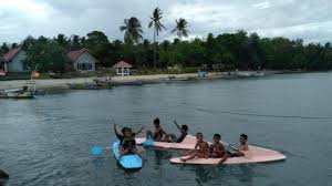 Gempa bumi dan tsunami yang melanda ini tidak hanya menewaskan 2.322 orang di pulau ambon dan seram, tetapi juga menewaskan istri rumphius dan salah seorang anak perempuannya. Diterjang Tsunami 1 800 Orang Terjebak Di Pulau Sebesi Dekat Krakatau