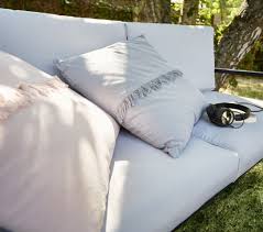 Rendre Son Jardin Aussi Confortable Que Son Interieur Ca Passe Surtout Par Les Petits Accessoires On Opte Par Ex En 2020 Coussins Exterieur Castorama Salon De Jardin