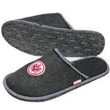 Der neue fanshop von eintracht frankfurt ist seit anfang juli teil der myzeil frankfurt. Eintracht Frankfurt Hausschuhe Schuhe Pantoffeln Eintracht Logo Fanartikel Grau Ebay