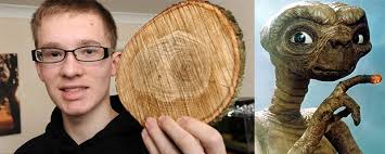 Insólito: Joven encuentra la cara de E.T. en un pedazo de madera