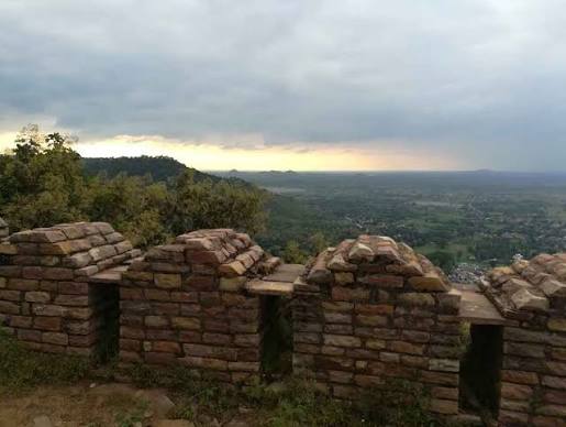 THE FORGOTTEN FORT OF AJAIGARH , PANNA - Tripoto