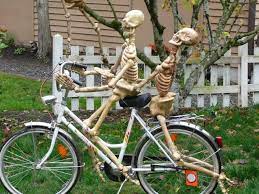 The information from each image that we get, including set size and resolution. The Most Hilarious Diy Skeleton Yard Displays For Halloween Decoration Www Kidfriendlythingst Halloween Diy Outdoor Outdoor Halloween Halloween Yard Displays