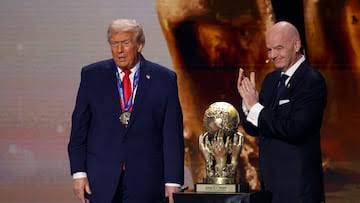 Infantino, acusado de romper la neutralidad política de FIFA por entregar  el Premio de la Paz a Trump - AS USA