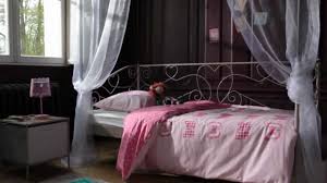 Découvrez des chambres pour bébé et enfant complètes et des meubles design, colorés et écologiques à prix mini ! Chambre Enfant Style Charme Banquette Lit Catalogue But 2012 2013 Youtube
