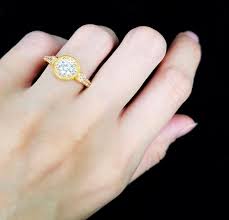 Cincin kawin bisa menjadi bukti atas keseriusan seorang lelak terhadap wanita. Twtwedding On Twitter Cincin Nikah Biasanya Lebih Glamor Dan Mahal Berbanding Cincin Merisik Dan Bertunang Mengikut Adat Cincin Nikah Akan Disarung Di Jari Manis Pengantin Di Sebelah Kanan Seusai Tamatnya Upacara Ijab