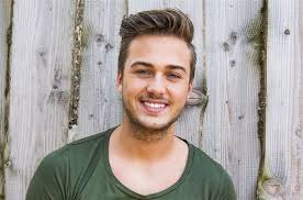 Niet alleen zijn vlotte babbel heeft hij mee, ook valt het al snel op dat zijn looks er niet om liegen. Dave Roelvink Woensdag Op Vrije Voeten Overig Bndestem Nl