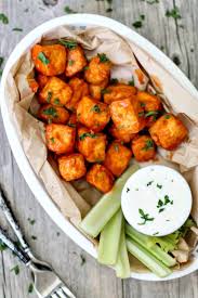 Crispy Buffalo Tofu Bites With Garlicky Yogurt Feta Dip Recette Cuisine Vegetarienne Recette Repas Et Recette Tofu