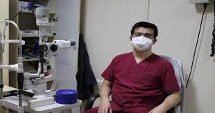 Dr Karatepe Goz Icerisine Yabanci Cisim Kacmasi Durumunda Yapilamasi Gerekenleri Anlatti