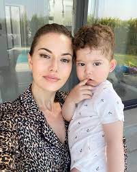 Yaprak dökümü'nde evin ortanca kızını oynayan ultra güzel bir kız. Fahriye Evcen Burak Ozcivit Fan Instagram
