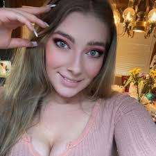 Krystal Butcher's Instagram, Twitter & Facebook