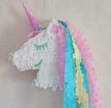 La piñata en forme de ballon de football peut être remplie de ce que l'on désire : Une Pinata Licorne