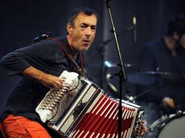 The music movie comes very close to the musician and shows the emotional compositions of hubert von goisern in their context of origin. Hubert Von Goisern Kam Uber Den Alkohol Zum Akkordeon Musik National Vol At