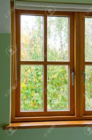 Idéale pour rénover une maison ancienne ou ajouter une note traditionnelle à une construction neuve, elle se décline dans de nombreux formats chez brico dépôt. Cadre De Fenetre En Bois Double Vitrage Dans La Maison A L Automne Banque D Images Et Photos Libres De Droits Image 90232249