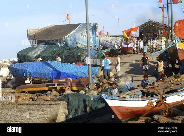 Mumbai fishing boats + monsoon hi-res stock photography and images - Alamy