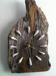 Haben sie vom letzten baumfällen im garten noch eine baumscheibe über, dann machen sie doch ruck, zuck einen schicken beistelltisch daraus. Wanduhr Aus Holz Fantastische Beispiele Archzine Net