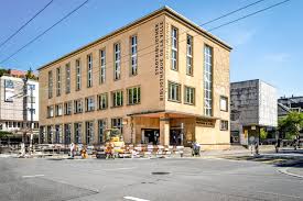 It lies at the northeastern end of lake biel (bieler see), northwest of bern city. Stadtbibliothek Und Post Architekturbibliothek