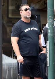 Russell Crowe Gladiator Star Packs On The Pounds Shocking Photos