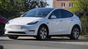 The 2021 tesla model y applies the model 3's minimalist interface, punchy performance, and roomy design to a taller, even more spacious crossover profile. Tesla Model Y Dach Auf Autobahn Verloren Computer Bild