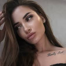 У моей дочери она была. Она как-то умудрилась оторвать ей одну ногу, а  вторую ей оторвал муж. Ноги, к сожалению не удалось починить. Я плакала.