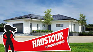 Wir planen und bauen bungalows aller haustypen und größen. Haustour Moderner Bungalow Fur Barrierefreies Wohnen Von Fertighaus Weiss Hausbau Helden Youtube