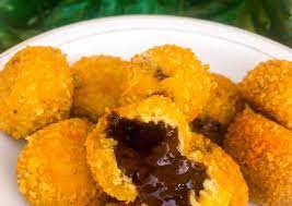 Trus kalo mau menikmati sensasi bomb molotof merconnya, makannya sekali hap pas masih hangat. Resep Bola Pisang Coklat Lumer Cemilan Oleh Fidela Sadewo Cookpad