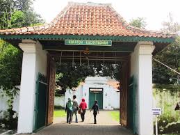 Check 'pintu gerbang' translations into english. Pintu Gerbang Keraton Kacirebonan Picture Of Keraton Kacirebonan Cirebon Tripadvisor