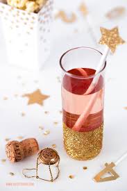 Jeder ist seines eigenen glückes schmied. Silvester Diy Deko Ideen In Gold Haarreif Popcornbox Glitzerglaser Nicest Things