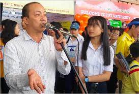 Nghệ sĩ thành lộc buồn bã khi đứng trước linh cữu của đồng nghiệp. Zbqnuvh90ltqhm