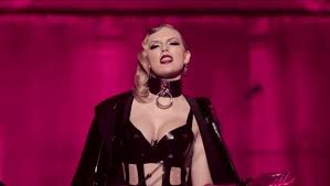 The feelings behind the red color were explained by taylor swift in an interview with good morning america, i wrote about the fact that some things are hard to forget. The Leather Necklace With Ring Choker Of Taylor Swift In Her Music Video Look What You Made Me Do Spotern