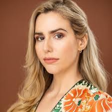 Kelly Burroughs's Instagram, Twitter & Facebook