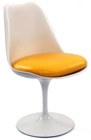Les amortisseurs sur ces chaises sont souvent fissurées et écrasés après 30 ans d'utilisation, ou la colle n'a pas, et ils ont tombé. Chaise Tulipe Aluminium Et Fibre De Verre Jaune Et Blanc Eero Saarinen Knoll Annees 70